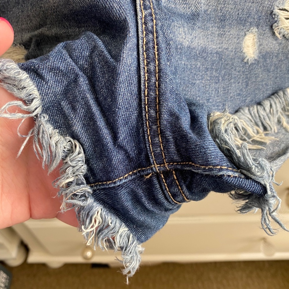 🌟 Free People Distressed Denim Shorts - Dark Wash - Picture 4 of 10